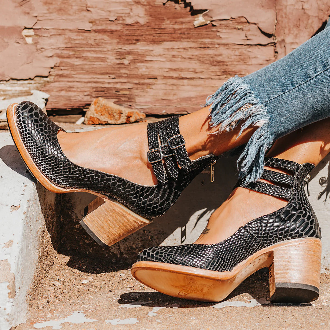 High heel with straps