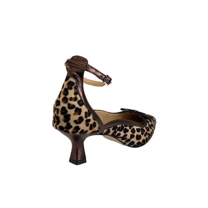 Leopard print decollete